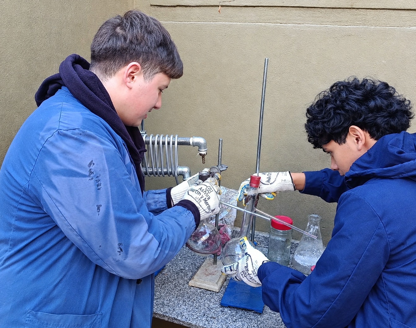 Experimentación y trabajo colaborativo durante una de las pruebas.